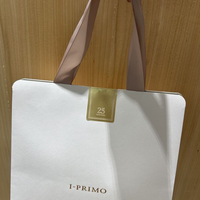 【アイプリモ(I-PRIMO)の口コミ】 シンプルなデザインで、シルバー色であること。二人のイニシャルが彫刻さ…