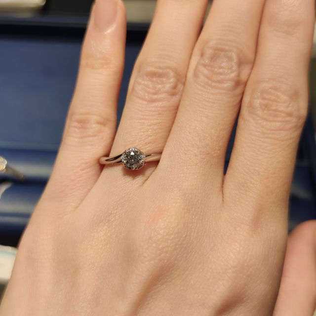 【銀座ダイヤモンドシライシの口コミ】 ホームページで見た時から気になっていたデザインでした。花をモチーフに…