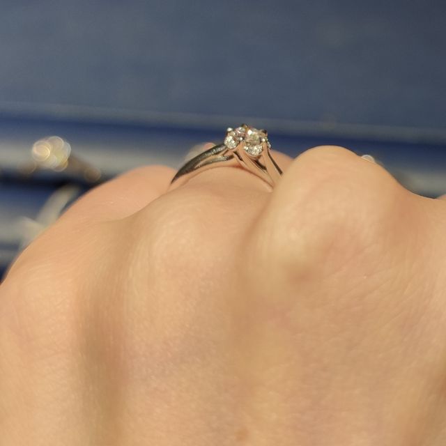 【銀座ダイヤモンドシライシの口コミ】 ホームページで見た時から気になっていたデザインでした。花をモチーフに…