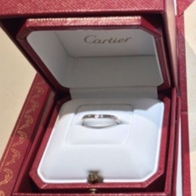 【カルティエ(Cartier)の口コミ】 結婚指輪はシンプルで小さなダイヤが一粒付いている指輪を探していました…
