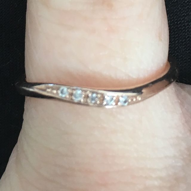 【4℃ BRIDAL(ヨンドシーブライダル)の口コミ】 細かいダイヤが５つ並んで入っていて、上品で可愛らしいデザインです！
色…