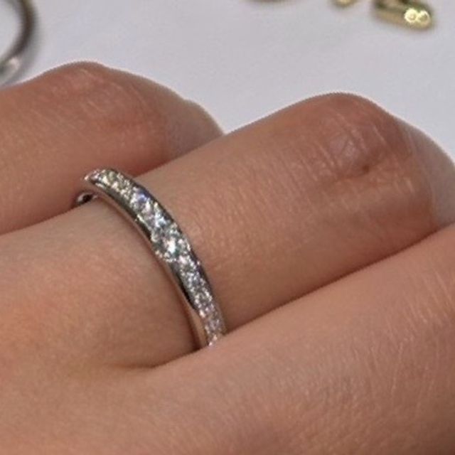 【ラザール ダイヤモンド(LAZARE DIAMOND)の口コミ】 ダイヤが上品に光る、アプローズ♡
ラインはシンプルですが、中心の大きめ…