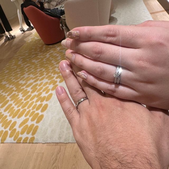 【ラザール ダイヤモンド(LAZARE DIAMOND)の口コミ】 女性デザインは、シンプルな形に煌びやかな宝飾が施されており光の当たり…