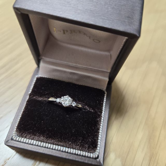 【アイプリモ(I-PRIMO)の口コミ】 指輪の種類が多くて迷うと思います。この指輪には3つのダイヤモンドが使用…