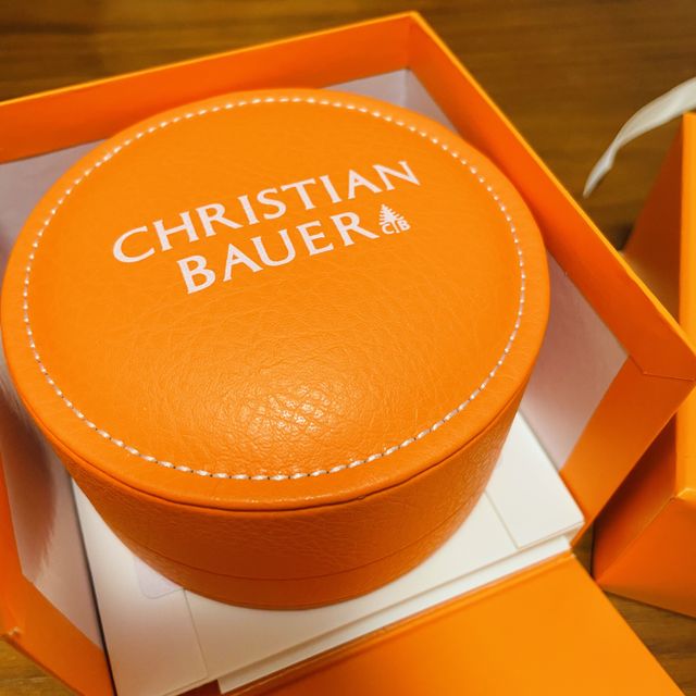 【CHRISTIAN BAUER(クリスチャンバウアー)の口コミ】 デザインで一番重視したのはバイカラー以上の配色。
このデザインは中央の…