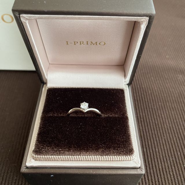 【アイプリモ(I-PRIMO)の口コミ】 Ｖ字ラインが指をキレイに長くみせてくれます。
シンプルなデザインですが…