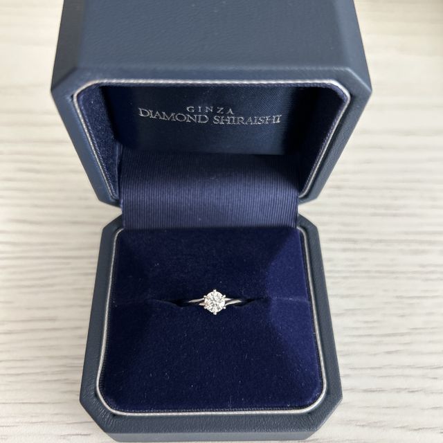 【銀座ダイヤモンドシライシの口コミ】 重ね付けをしたかったので、ストレートを選びました。
このリングは形はス…