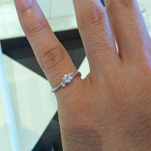 【JEWELRY  KAMATA(ジュエリーかまた)の口コミ】 真ん中のダイヤを引き立てるように両サイドに付いたピンクダイヤが可愛い…