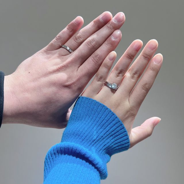 【出雲結(いずもゆい)の口コミ】 重ね付けができるタイプがよかったので、婚約指輪をつけるとダイヤが結婚…