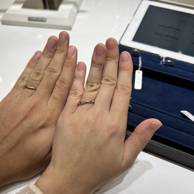 【4℃ BRIDAL(ヨンドシーブライダル)の口コミ】 シンプルでかわいい指輪がたくさんありました。ウェーブの物が1番好みでそ…