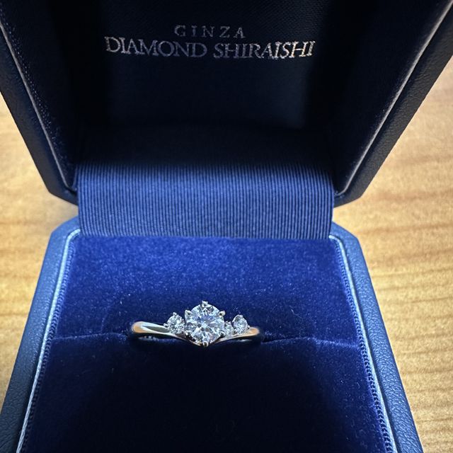 【銀座ダイヤモンドシライシの口コミ】 シンプルで重ね付けしやすいのがポイント
ヴイの形が程よく指を細く見せて…