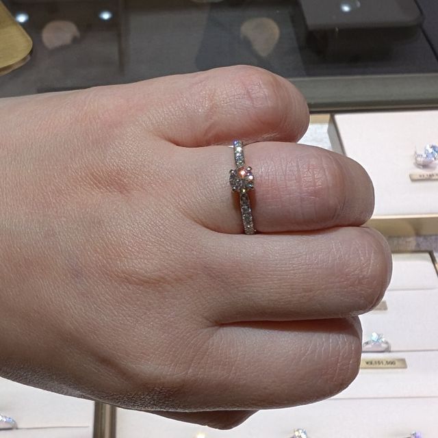 【カルティエ(Cartier)の口コミ】 センターダイヤとメレダイヤのバランスがとてもよいです。華やかさもあり…