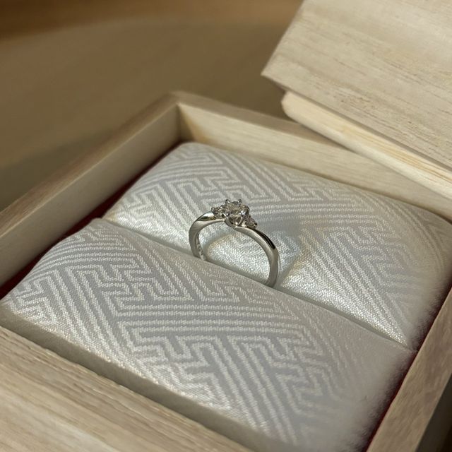 【TOMOE(トモエ)の口コミ】 大きなダイヤの周りに小さなダイヤがついていて、派手すぎずにしっかり存…