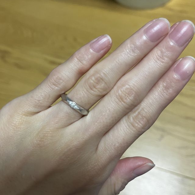 【ブシュロン(BOUCHERON)の口コミ】 あまり婚約指輪らしくはないデザインですが、とにかく普段使いしたいのと…