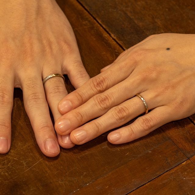 【ジュエリー工房 YAMAMOTOの口コミ】 指輪の太さやサイズなど、実際にいくつか着用できて安心。色を真ん中だけ…