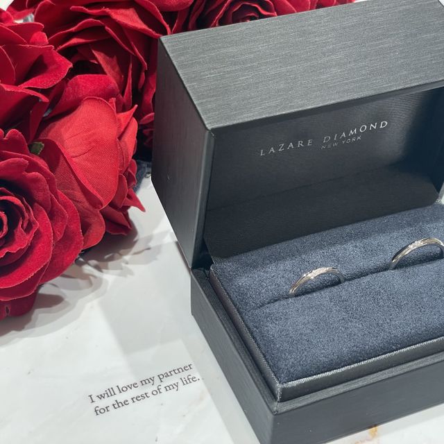 【ラザール ダイヤモンド(LAZARE DIAMOND)の口コミ】 婚約指輪がSのデザインだったので重ね付けでからデザインを探しました。
…