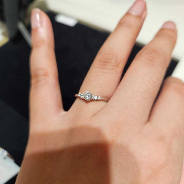 【TRECENTI(トレセンテ)の口コミ】 指輪のVのラインが可愛くて試着させてもらいました。ラインが繊細であり、…