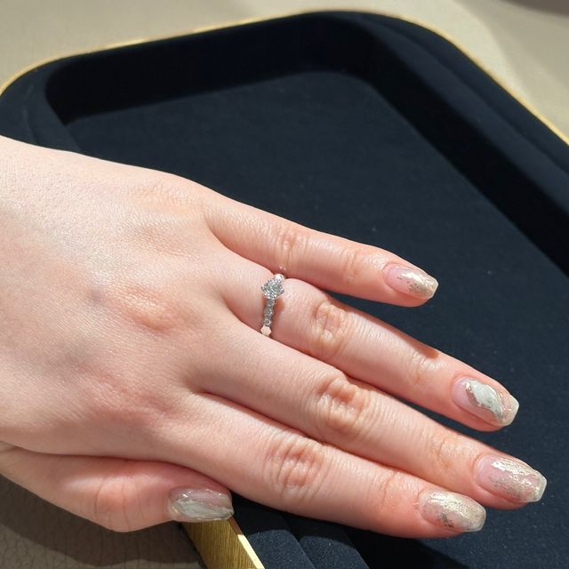 【ショーメ(CHAUMET)の口コミ】 婚約指輪としては唯一無二のデザインで、特別な時におしゃれアイテムとし…