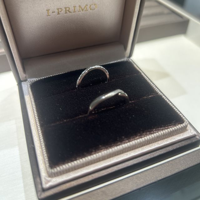 【アイプリモ(I-PRIMO)の口コミ】 細身のウェーブで指が綺麗に見える指輪になっています。
ダイヤが細かくあ…