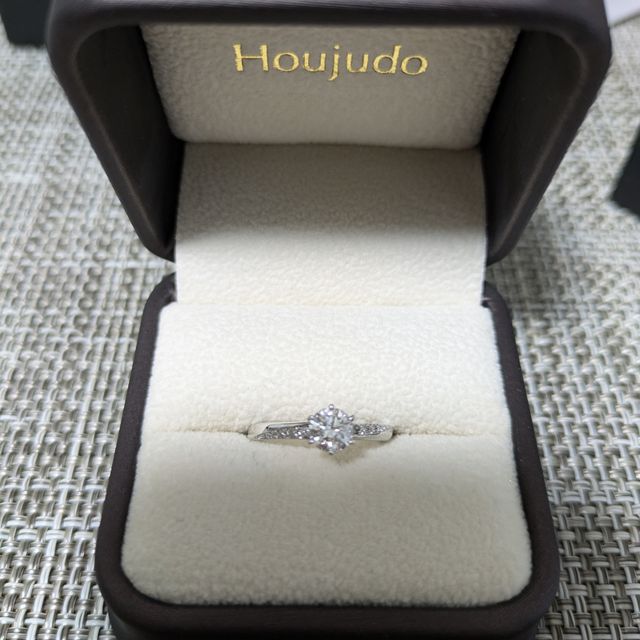 【宝寿堂(ほうじゅどう)の口コミ】 斜めにメレが控えめに入っているデザインが可愛くて気に入りました。デザ…