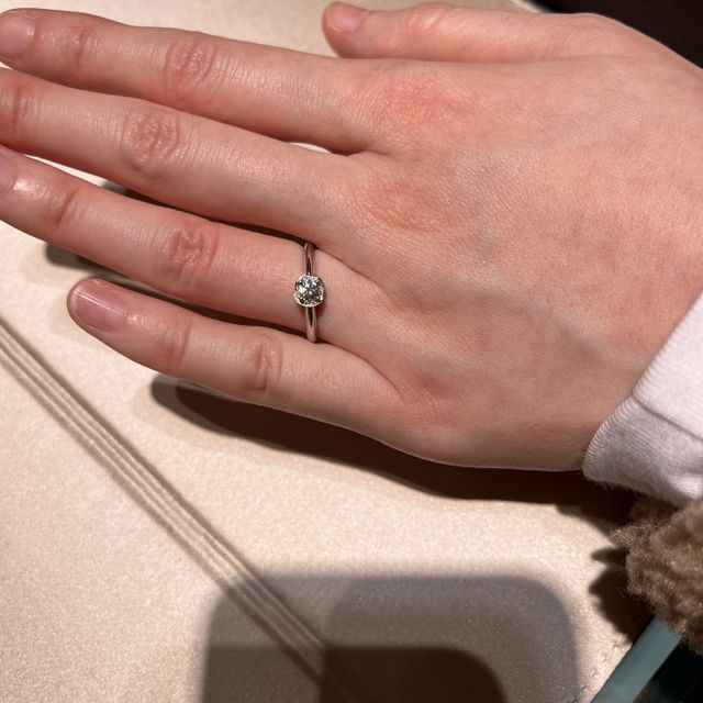 【ブルガリ(BVLGARI)の口コミ】 真ん中のダイヤモンドを、周りの小さいダイヤが取り囲むことで、お花のよ…