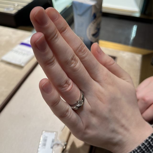 【ブルガリ(BVLGARI)の口コミ】 ブルガリで1番気になっていた指輪でした。ダイヤにかけてリングが細くなっ…