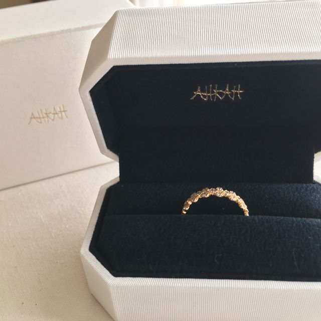 【AHKAH(アーカー)の口コミ】 婚約指輪らしいダイヤが着いた指輪と迷いましたが、FLORENTは普段使い出来…