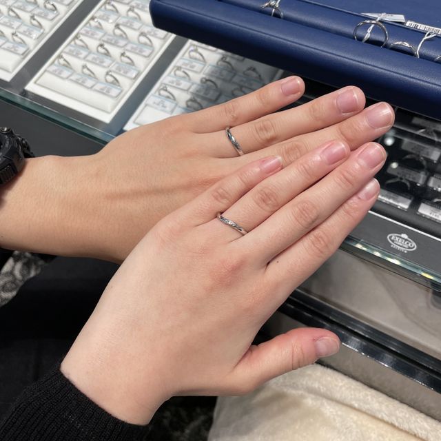 【銀座ダイヤモンドシライシの口コミ】 シンプルなウェーブデザインの中にメレダイヤが5個デザインされていて、す…