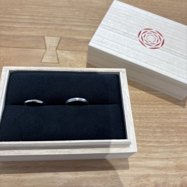 【出雲結(いずもゆい)の口コミ】 シンプルかつ、波打ったデザインが素敵です。さらに、マット加工もするこ…