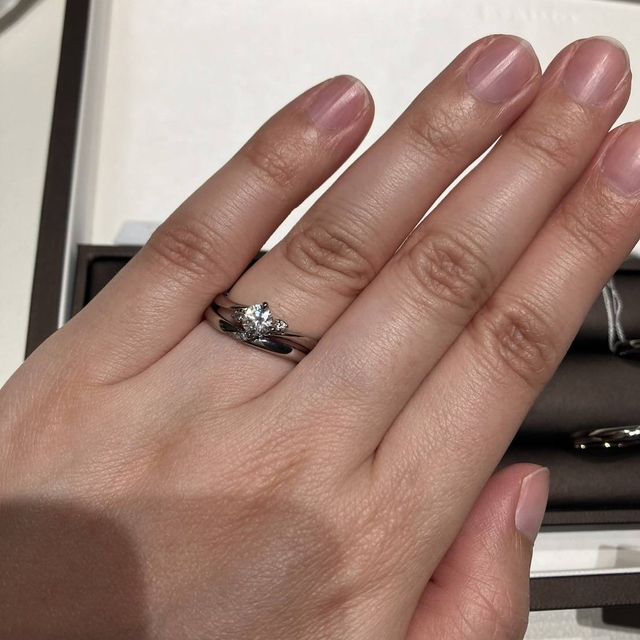 【アイプリモ(I-PRIMO)の口コミ】 自分に似合う、ウェーブラインのリングから選びました。真ん中のダイヤモ…