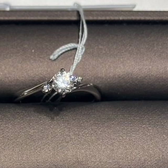 【アイプリモ(I-PRIMO)の口コミ】 自分に似合う、ウェーブラインのリングから選びました。真ん中のダイヤモ…