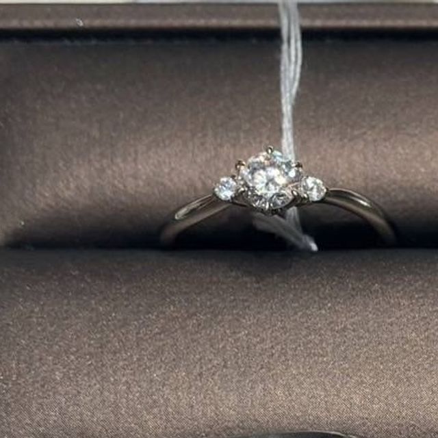 【アイプリモ(I-PRIMO)の口コミ】 ウェーブラインの結婚指輪に合うリングということで、こちらのヴィオラと…