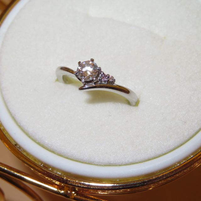 【BRILLIANCE+(ブリリアンスプラス)の口コミ】 ネットで自分でダイヤのランクやデザインを選べたことです。
ブティックで…