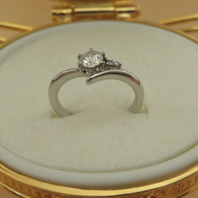 【BRILLIANCE+(ブリリアンスプラス)の口コミ】 ネットで自分でダイヤのランクやデザインを選べたことです。
ブティックで…