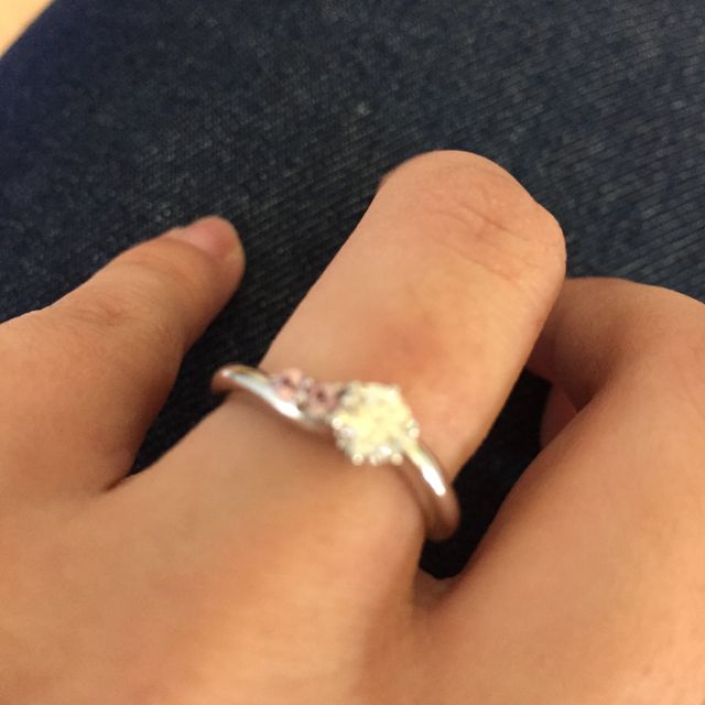 【Mariage ent(マリアージュエント)の口コミ】 ピンクダイヤの入った指輪に惹かれ、その中から探しました。左右非対称の…
