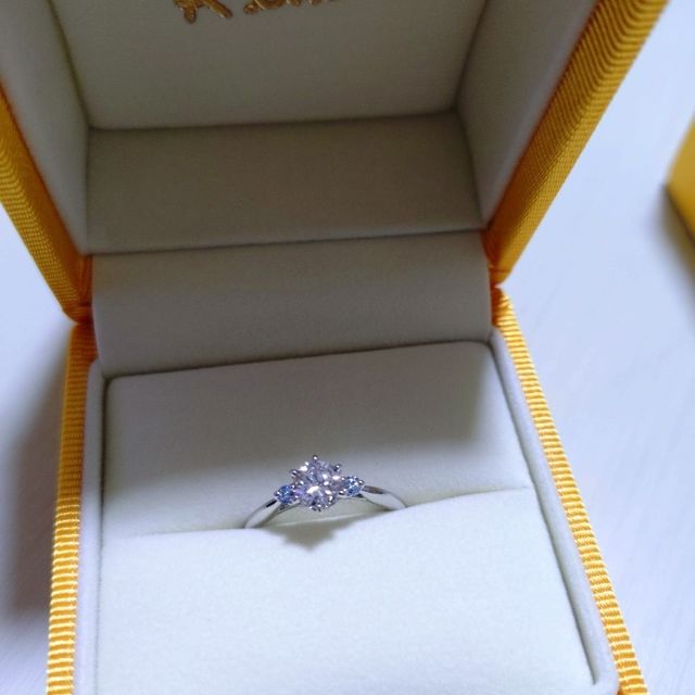 【ケイウノ ブライダル(K.UNO BRIDAL)の口コミ】 ダイヤモンドがとても大きく、見ているだけでうっとりするようなデザイン…