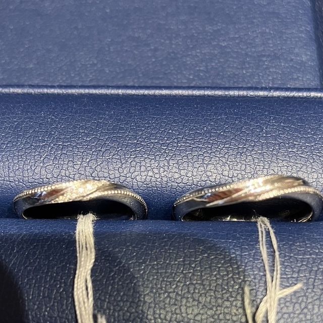 【銀座ダイヤモンドシライシの口コミ】 ベースのデザイン自体はシンプルですが、細かいミル打ちのデザインが個性…