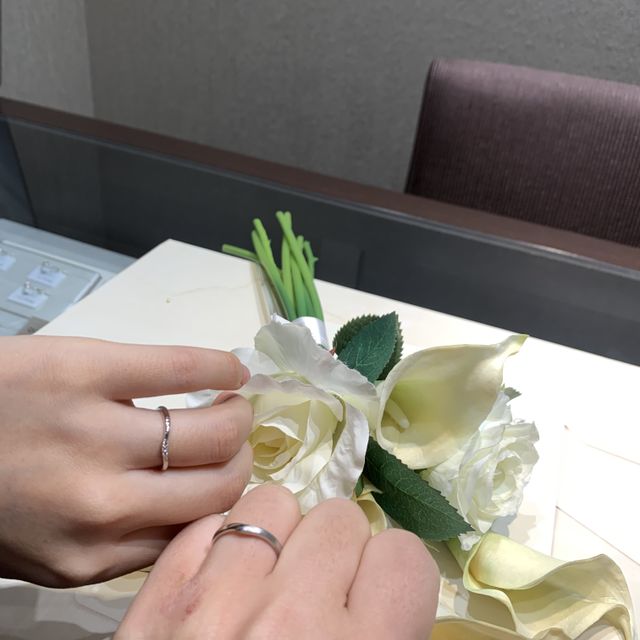 【アイプリモ(I-PRIMO)の口コミ】 【指輪のデザイン・テイスト・素材について】太すぎない指輪にV字のデザイ…