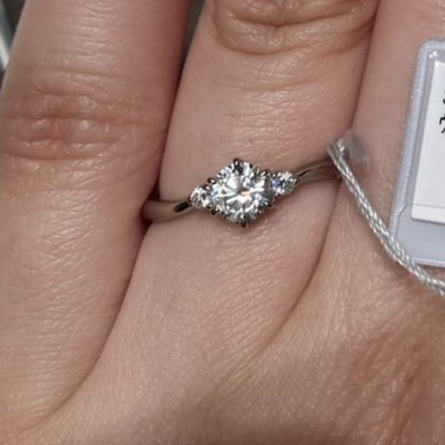 【アイプリモ(I-PRIMO)の口コミ】 手や指の特徴から、ウェーブタイプのリングが似合うと言っていただき、試…