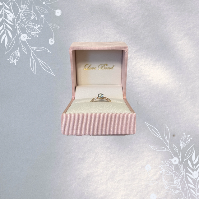 【Love Bond(ラブボンド)の口コミ】 メインのダイヤの周りに細かいダイヤがついていて、キラキラして綺麗。ピ…