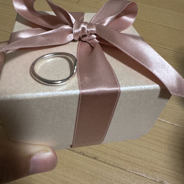 【アイプリモ(I-PRIMO)の口コミ】 シンプルながらも、品があり飽きがこないデザイン。どんな服装にも合い、…