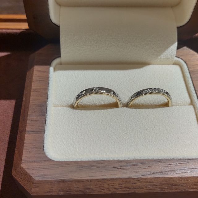 【TANZO.(鍛造指輪)の口コミ】 ゴールドを2種類選んだのですが、他のお店では見たことのない“グリ…