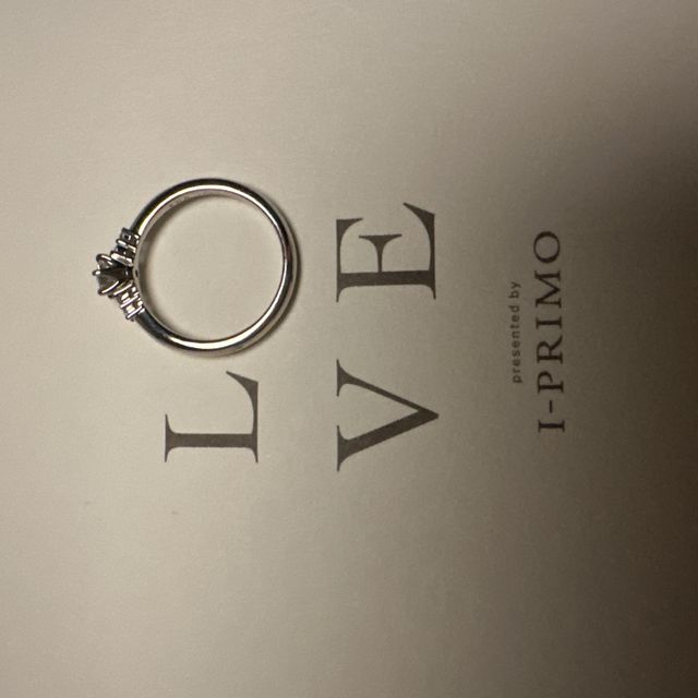 【アイプリモ(I-PRIMO)の口コミ】 真ん中のダイヤが立体的に見えるようなデザインで、横のダイヤが2連でつい…