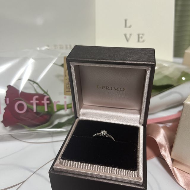 【アイプリモ(I-PRIMO)の口コミ】 デザインがシンプルでとても素敵でした。ダイヤモンドも品質がよくキラキ…