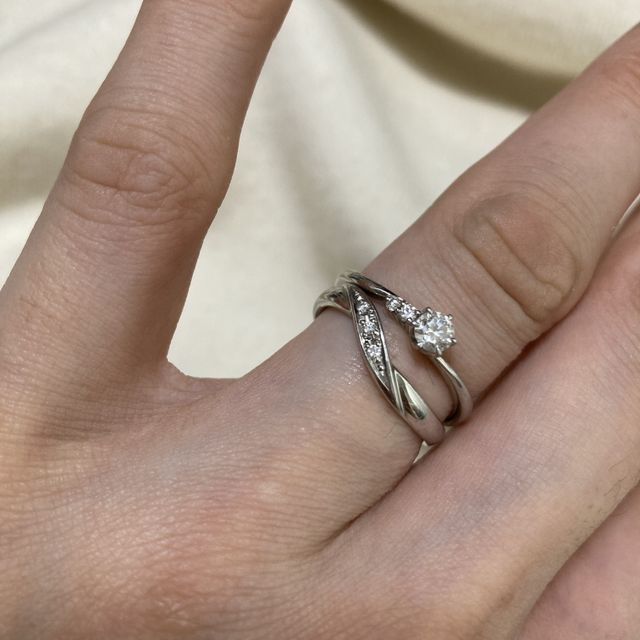 【ラザール ダイヤモンド(LAZARE DIAMOND)の口コミ】 ウェーブしたデザインが素敵でした。いろいろと試着して、婚約指輪と重ね…