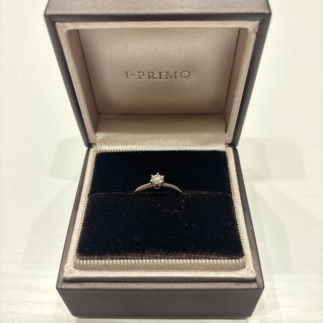 【アイプリモ(I-PRIMO)の口コミ】 シンプルなデザインで、ダイヤモンド付近に行くに連れてリングが細くスリ…