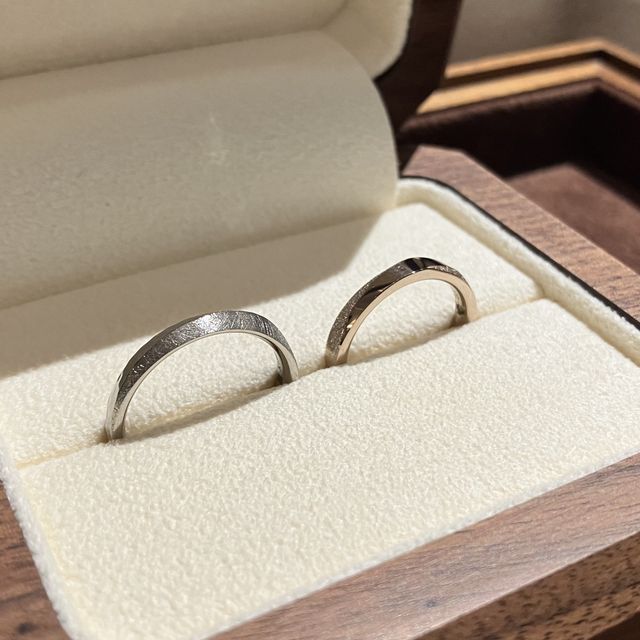 【TANZO.(鍛造指輪)の口コミ】 基礎となる形・表面加工など、参考デザインがいくつかありながら、その組…