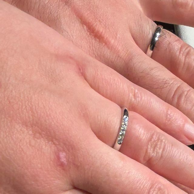 【アイプリモ(I-PRIMO)の口コミ】 メレの5粒がキラキラ光りとても綺麗です。幅は太すぎず細すぎず、パソコン…