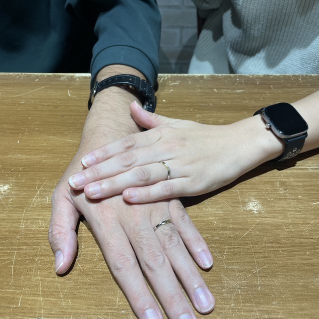 【LORENOVEL(ロアノベル)の口コミ】 シンプルなデザインでつけやすい。色も2色で遊び心があり、どんな服装にも…