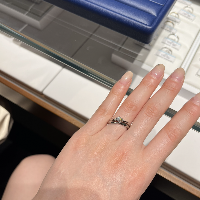 【銀座ダイヤモンドシライシの口コミ】 まずは指輪の種類が多いです。シンプルなものが多い。ゴージャスなものは…